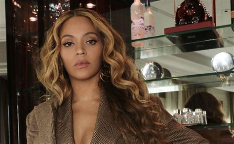 Beyoncé Flexes Her Feet in Christian Louboutin 